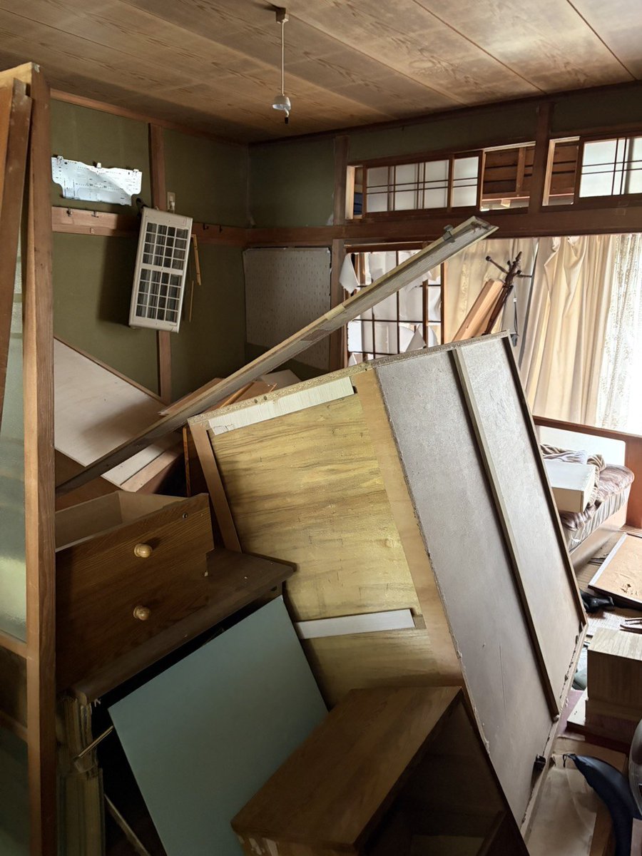 jishuren_kuma's tweet photo. 【#令和8年熊本地震】
もう一つのお宅では、家具が倒れて取り出したいものが取り出せないという家主さんのニーズから取りかかります。2ヶ月以上も手付かずで、1人では無理だと途方に暮れておられました。
#宇城市松橋
#幡再
#STH
#九州自主練 https://t.co/GiXwhixnCc