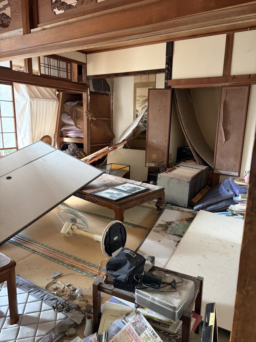 jishuren_kuma's tweet photo. 【#令和8年熊本地震】
もう一つのお宅では、家具が倒れて取り出したいものが取り出せないという家主さんのニーズから取りかかります。2ヶ月以上も手付かずで、1人では無理だと途方に暮れておられました。
#宇城市松橋
#幡再
#STH
#九州自主練 https://t.co/GiXwhixnCc