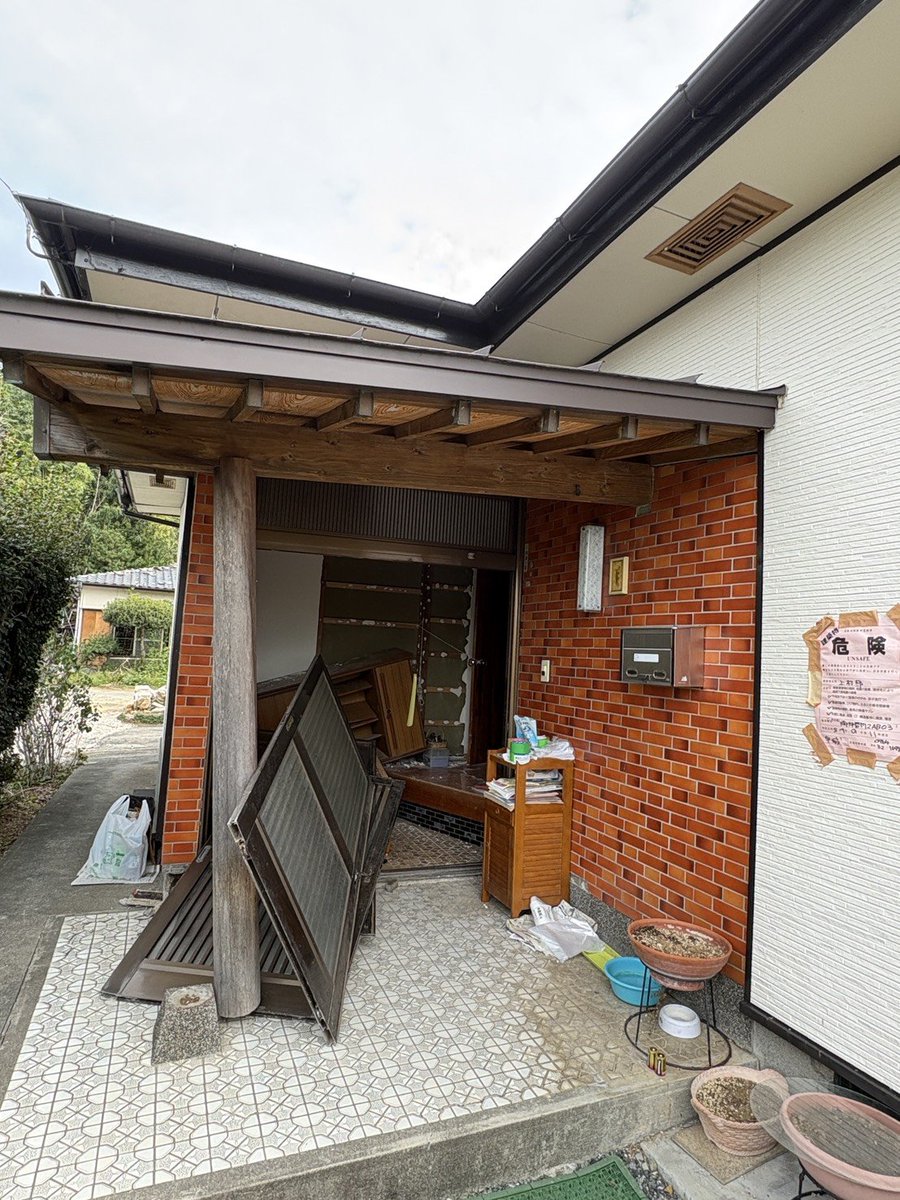 jishuren_kuma's tweet photo. 【#令和8年熊本地震】
もう一つのお宅では、家具が倒れて取り出したいものが取り出せないという家主さんのニーズから取りかかります。2ヶ月以上も手付かずで、1人では無理だと途方に暮れておられました。
#宇城市松橋
#幡再
#STH
#九州自主練 https://t.co/GiXwhixnCc