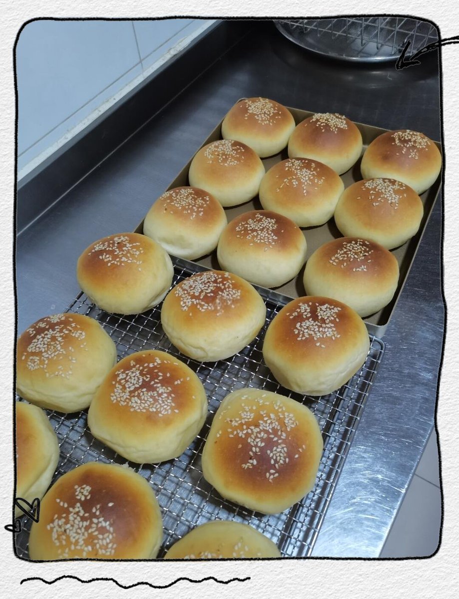 VincenzaGna7's tweet photo. Hoy tuve una experiencia de panificación genial: horneé panecillos de canela caseros que huelen increíblemente bien y quedaron esponjosos. El mejor descanso después de semanas de trabajo! https://t.co/DtVq10yTaA