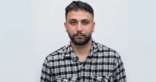 farnooshfam's tweet photo. علیرضا سپاهی برای اجرای حکم اعدام به سلول انفرادی منتقل شده است. هم‌زمان، سمیه افشار، مادر او که خود در زندان به سر می‌برد، برای آخرین ملاقات با فرزندش منتقل شده است.

به دیگر اعضای خانواده سپاهی نیز اطلاع داده‌اند برای آخرین ملاقات با علیرضا به زندان دستگرد اصفهان مراجعه کنند.

سمیه افشار پیش‌تر به پنج سال حبس محکوم شده و در حال گذراندن دوران محکومیت خود است.