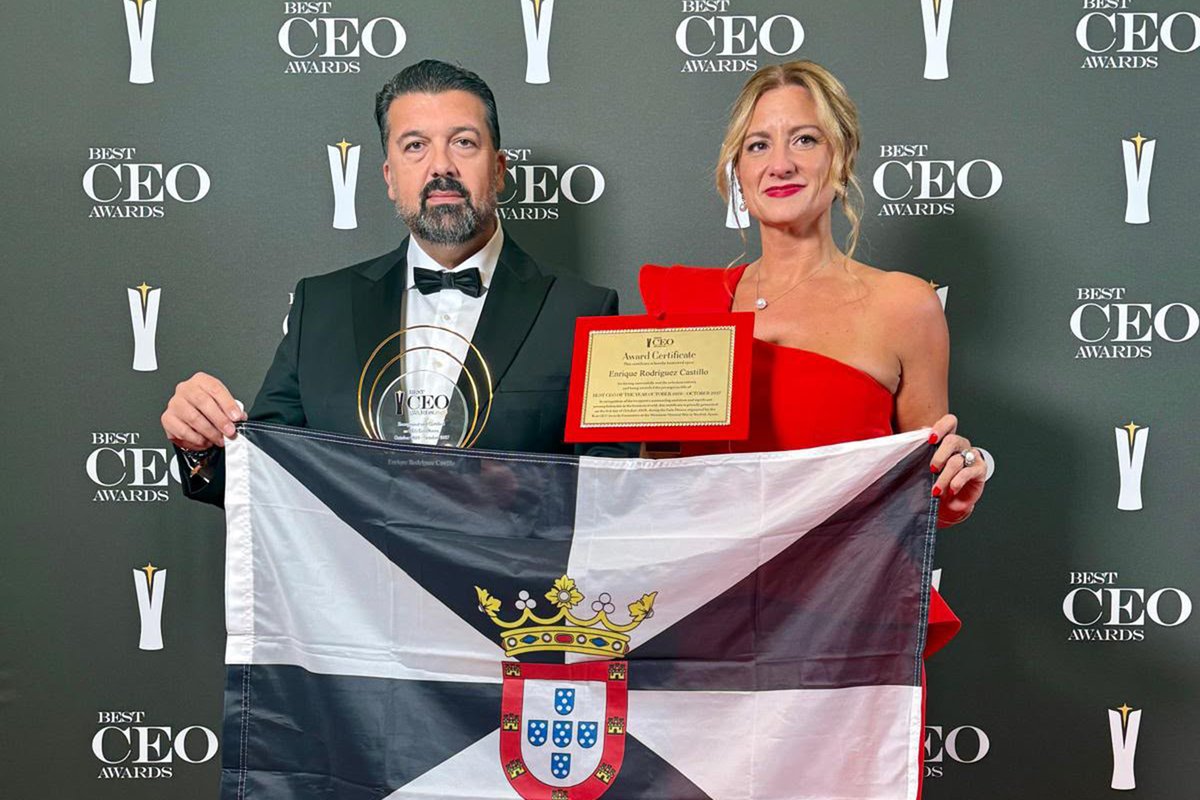 ElFarodeCeuta's tweet photo. 🗞 Breves El Faro 

Quique Rodríguez (Qreativos) dedica a Ceuta el Best CEO of the Year 2026 y aprovecha la gala internacional para promover la inversión en la ciudad.

El CEO de Qreativos recibió anoche en el Mandarin Oriental Ritz de Madrid el reconocimiento Best CEO of the Year 2026, en la categoría Best CEO Leadership, y convirtió su presencia ante empresarios y directivos internacionales en una oportunidad para hablar de Ceuta, sus ventajas fiscales y su potencial para atraer nuevas inversiones.

#Ceuta