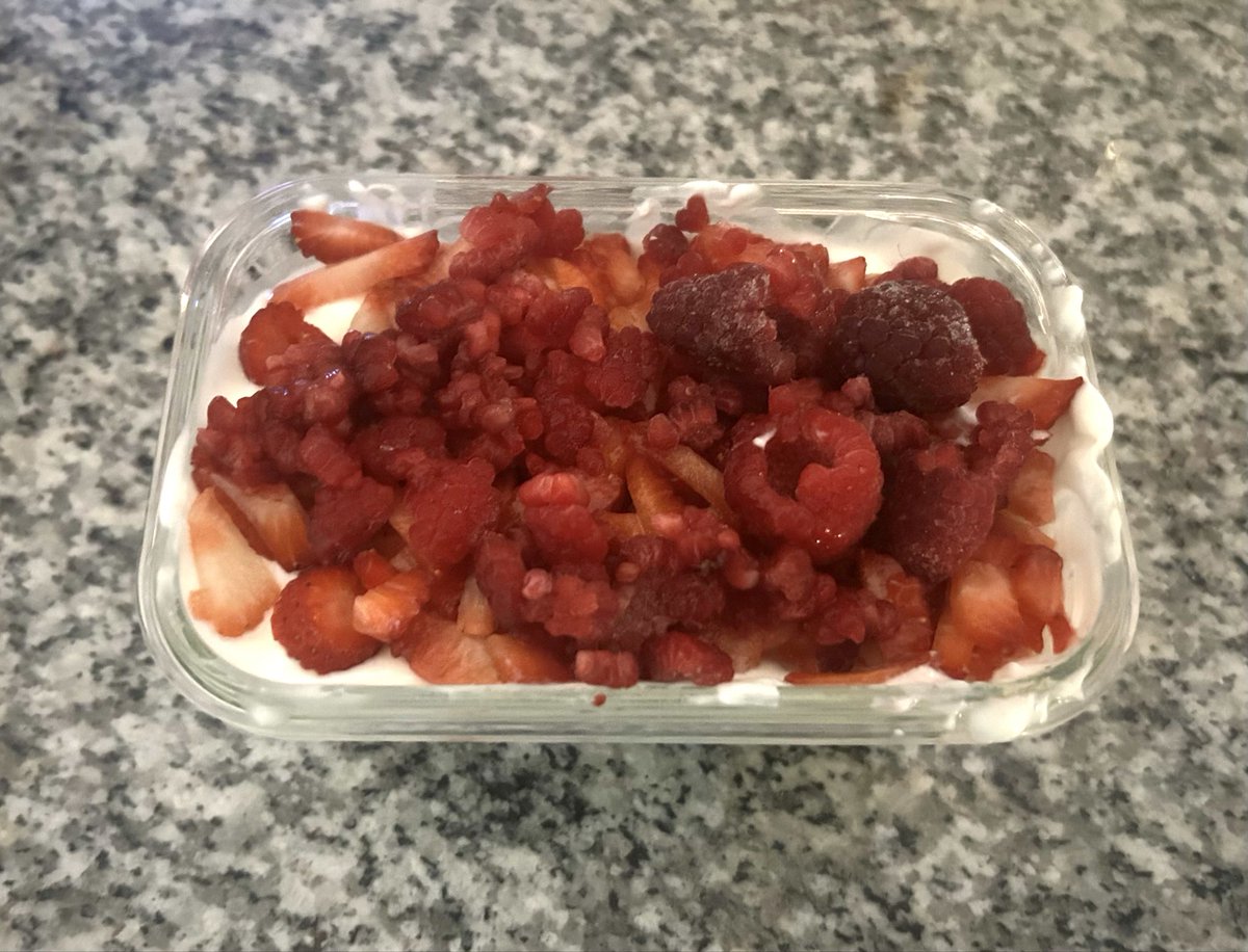 brisketdad0624's tweet photo. Strawberry Razz Cheesecake Greek Yogurt 🍓

1.5 cups nonfat Greek yogurt
4 strawberries
8 raspberries
1 tsp zero-sugar cheesecake Jell-O mix
1 tsp sweetener

~250 calories
~34g protein

Mix it all together and it seriously tastes like strawberry-raspberry cheesecake. This has quickly become one of my favorite high-protein breakfasts. 😋

Losing weight doesn’t mean eating boring food.