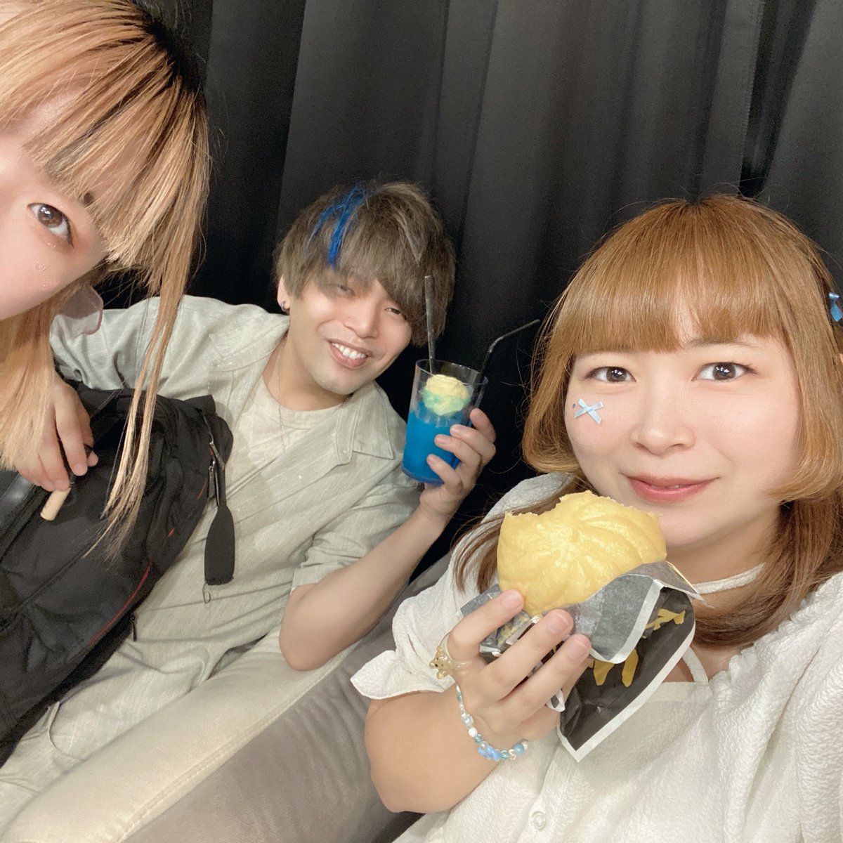 oharu_bear's tweet photo. KONSOME+さん企画とても楽しかったです！！！呼んでもらえてすごくハッピーでした！！
金木犀も久々に歌いました😌
(with自撮りしてた時にたまたま近くにいた人たち)
#シロピア最高 https://t.co/jLewFpkLEn