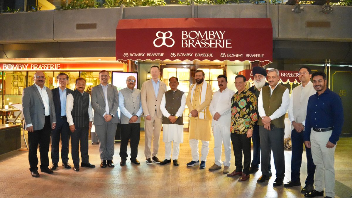 vishnudsai's tweet photo. सिंगापुर बिज़नेस फेडरेशन (SBF) द्वारा प्रथम #SINGForum2026 की पूर्व संध्या पर आयोजित लीडरशिप डिनर में शामिल हुआ। विदेश मंत्रालय, भारत सरकार के नामांकन पर छत्तीसगढ़ इस फोरम में भाग ले रहा है।

इस अवसर पर हरियाणा के मुख्यमंत्री माननीय श्री नायब सिंह सैनी जी, सिंगापुर में भारत के उच्चायुक्त डॉ. शिल्पक अंबुले, SBF के चेयरमैन श्री मार्क ली और SBF के सीईओ श्री कोक पिंग सून उपस्थित रहे। SBF के सदस्य, मास्टरकार्ड, टीसीएस, नेस्ले और IHCL के वरिष्ठ प्रतिनिधि तथा छत्तीसगढ़ का 7 सदस्यीय और हरियाणा का 26 सदस्यीय प्रतिनिधिमंडल भी उपस्थित रहा।

यह आयोजन भारतीय राज्यों और सिंगापुर के व्यापारिक समुदाय के बीच संवाद का एक महत्वपूर्ण मंच रहा। मैंने छत्तीसगढ़ को एक उभरते निवेश गंतव्य के रूप में प्रस्तुत किया और सिंगापुर के उद्योग जगत को विकसित छत्तीसगढ़ के निर्माण में हमारा सहभागी बनने के लिए आमंत्रित किया।

@NayabSainiBJP 
@MEAIndia
@HCI_Singapore 
@ApexBizChamber