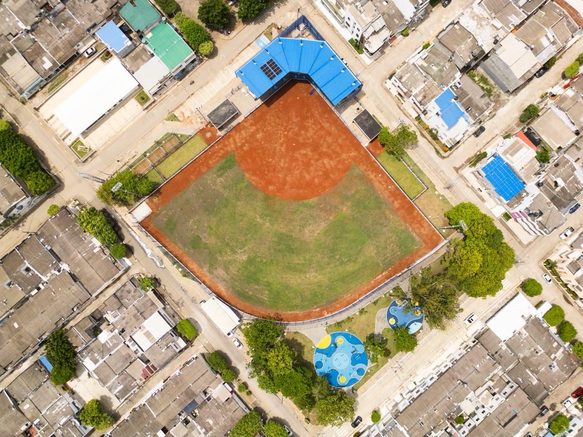ErasmoZB's tweet photo. ¡La Pradera vuelve a ver su estadio de béisbol bonito y como se lo merecen! 

En este escenario, donde el profe Luis Nieto dedicó tantos años a formar generaciones de peloteros, veremos crecer a los próximos grandes ligas de nuestro departamento, como nuestros orgullos Jordan Díaz y Gustavo Campero.

Qué honor entregar renovado este emblemático lugar para el béisbol monteriano, junto al Presidente @ABDELAESPRIELLA, gracias por acompañarnos, con su respaldo seguiremos llevando el deporte al nivel más alto.