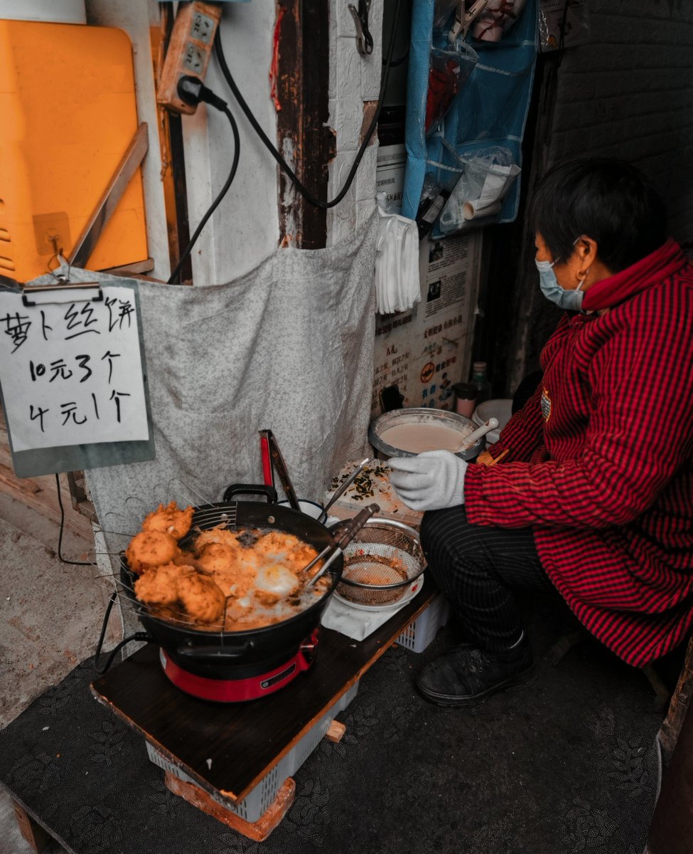 TeresaEstrt5bq's tweet photo. [Today I visited the old alley, and the old man selling oil offered me a free suanla bing, which is so nice!]， https://t.co/lvBt0ZUS1J