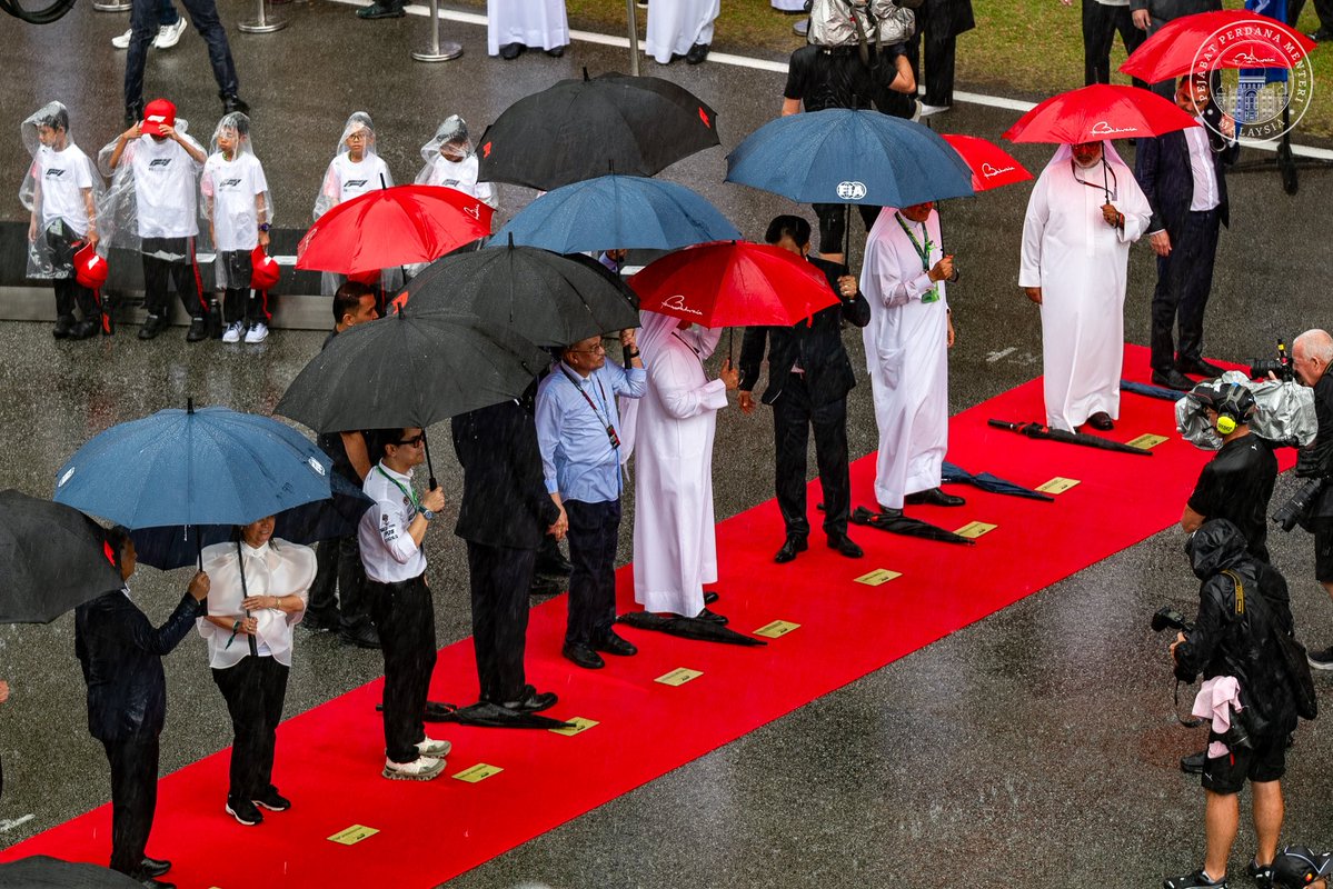 anwaribrahim's tweet photo. Mengiringi KDYMM Seri Paduka Baginda Yang di-Pertuan Agong, Sultan Ibrahim, menyaksikan perlumbaan Formula 1 Gulf Air Bahrain Grand Prix di Malaysia 2026 bersama-sama Putera Mahkota merangkap Perdana Menteri Bahrain, Putera Salman bin Hamad Al Khalifa.

Saya turut berkesempatan beramah mesra dengan tetamu diraja yang berangkat menyaksikan perlumbaan hari ini, antaranya Sultan Brunei, KDYMM Paduka Seri Baginda Sultan Haji Hassanal Bolkiah Mu’izzaddin Waddaulah ibni Al-Marhum Sultan Haji Omar ‘Ali Saifuddien Sa’adul Khairi Waddien, serta tetamu kehormat yang lain.

Saya menjunjung kasih atas kepimpinan dan kebijaksanaan Tuanku Agong serta hubungan akrab baginda dengan Raja Bahrain, Raja Hamad bin Isa Al Khalifa, yang memungkinkan Malaysia dipilih sebagai tuan rumah Formula 1 Gulf Air Bahrain Grand Prix 2026.

Pemilihan ini mencerminkan kepercayaan komuniti antarabangsa terhadap Malaysia, sekali gus mengukuhkan kedudukan negara kita sebagai rakan yang dihormati dan diyakini di persada dunia.

Semoga kerjasama ini terus memperkukuh persahabatan Malaysia dan Bahrain, sekali gus membuka ruang kerjasama lebih luas yang membawa manfaat kepada rakyat kedua-dua negara.

Daulat Tuanku!

🇲🇾🤝🇧🇭

#MalaysiaMADANI
#YakinMADANI
#DiplomasiMADANI
#F1