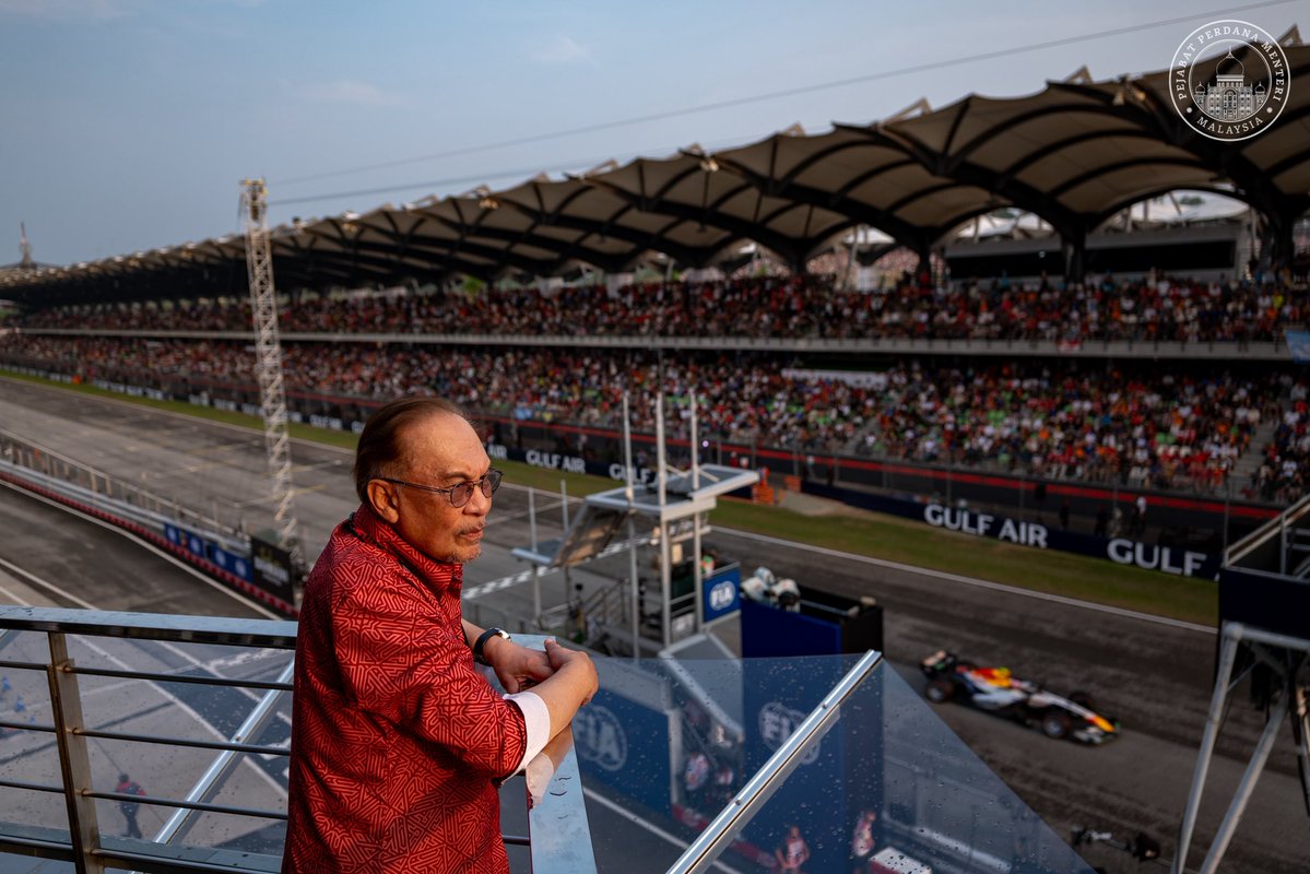 anwaribrahim's tweet photo. Mengiringi KDYMM Seri Paduka Baginda Yang di-Pertuan Agong, Sultan Ibrahim, menyaksikan perlumbaan Formula 1 Gulf Air Bahrain Grand Prix di Malaysia 2026 bersama-sama Putera Mahkota merangkap Perdana Menteri Bahrain, Putera Salman bin Hamad Al Khalifa.

Saya turut berkesempatan beramah mesra dengan tetamu diraja yang berangkat menyaksikan perlumbaan hari ini, antaranya Sultan Brunei, KDYMM Paduka Seri Baginda Sultan Haji Hassanal Bolkiah Mu’izzaddin Waddaulah ibni Al-Marhum Sultan Haji Omar ‘Ali Saifuddien Sa’adul Khairi Waddien, serta tetamu kehormat yang lain.

Saya menjunjung kasih atas kepimpinan dan kebijaksanaan Tuanku Agong serta hubungan akrab baginda dengan Raja Bahrain, Raja Hamad bin Isa Al Khalifa, yang memungkinkan Malaysia dipilih sebagai tuan rumah Formula 1 Gulf Air Bahrain Grand Prix 2026.

Pemilihan ini mencerminkan kepercayaan komuniti antarabangsa terhadap Malaysia, sekali gus mengukuhkan kedudukan negara kita sebagai rakan yang dihormati dan diyakini di persada dunia.

Semoga kerjasama ini terus memperkukuh persahabatan Malaysia dan Bahrain, sekali gus membuka ruang kerjasama lebih luas yang membawa manfaat kepada rakyat kedua-dua negara.

Daulat Tuanku!

🇲🇾🤝🇧🇭

#MalaysiaMADANI
#YakinMADANI
#DiplomasiMADANI
#F1