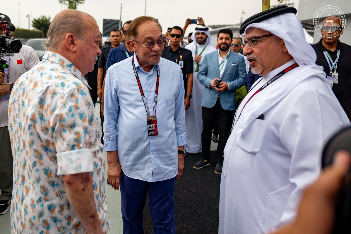 anwaribrahim's tweet photo. Mengiringi KDYMM Seri Paduka Baginda Yang di-Pertuan Agong, Sultan Ibrahim, menyaksikan perlumbaan Formula 1 Gulf Air Bahrain Grand Prix di Malaysia 2026 bersama-sama Putera Mahkota merangkap Perdana Menteri Bahrain, Putera Salman bin Hamad Al Khalifa.

Saya turut berkesempatan beramah mesra dengan tetamu diraja yang berangkat menyaksikan perlumbaan hari ini, antaranya Sultan Brunei, KDYMM Paduka Seri Baginda Sultan Haji Hassanal Bolkiah Mu’izzaddin Waddaulah ibni Al-Marhum Sultan Haji Omar ‘Ali Saifuddien Sa’adul Khairi Waddien, serta tetamu kehormat yang lain.

Saya menjunjung kasih atas kepimpinan dan kebijaksanaan Tuanku Agong serta hubungan akrab baginda dengan Raja Bahrain, Raja Hamad bin Isa Al Khalifa, yang memungkinkan Malaysia dipilih sebagai tuan rumah Formula 1 Gulf Air Bahrain Grand Prix 2026.

Pemilihan ini mencerminkan kepercayaan komuniti antarabangsa terhadap Malaysia, sekali gus mengukuhkan kedudukan negara kita sebagai rakan yang dihormati dan diyakini di persada dunia.

Semoga kerjasama ini terus memperkukuh persahabatan Malaysia dan Bahrain, sekali gus membuka ruang kerjasama lebih luas yang membawa manfaat kepada rakyat kedua-dua negara.

Daulat Tuanku!

🇲🇾🤝🇧🇭

#MalaysiaMADANI
#YakinMADANI
#DiplomasiMADANI
#F1