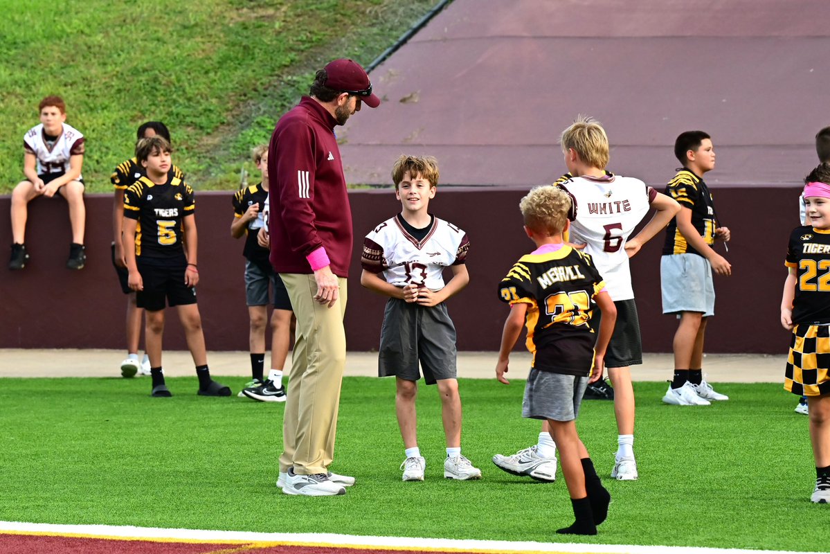 DeerFootball's tweet photo. Pics from Fridayโs youth night ๐ฆ
#PTBD #PartyAtThePark #GoBigDeer https://t.co/BoTXBFBdLg