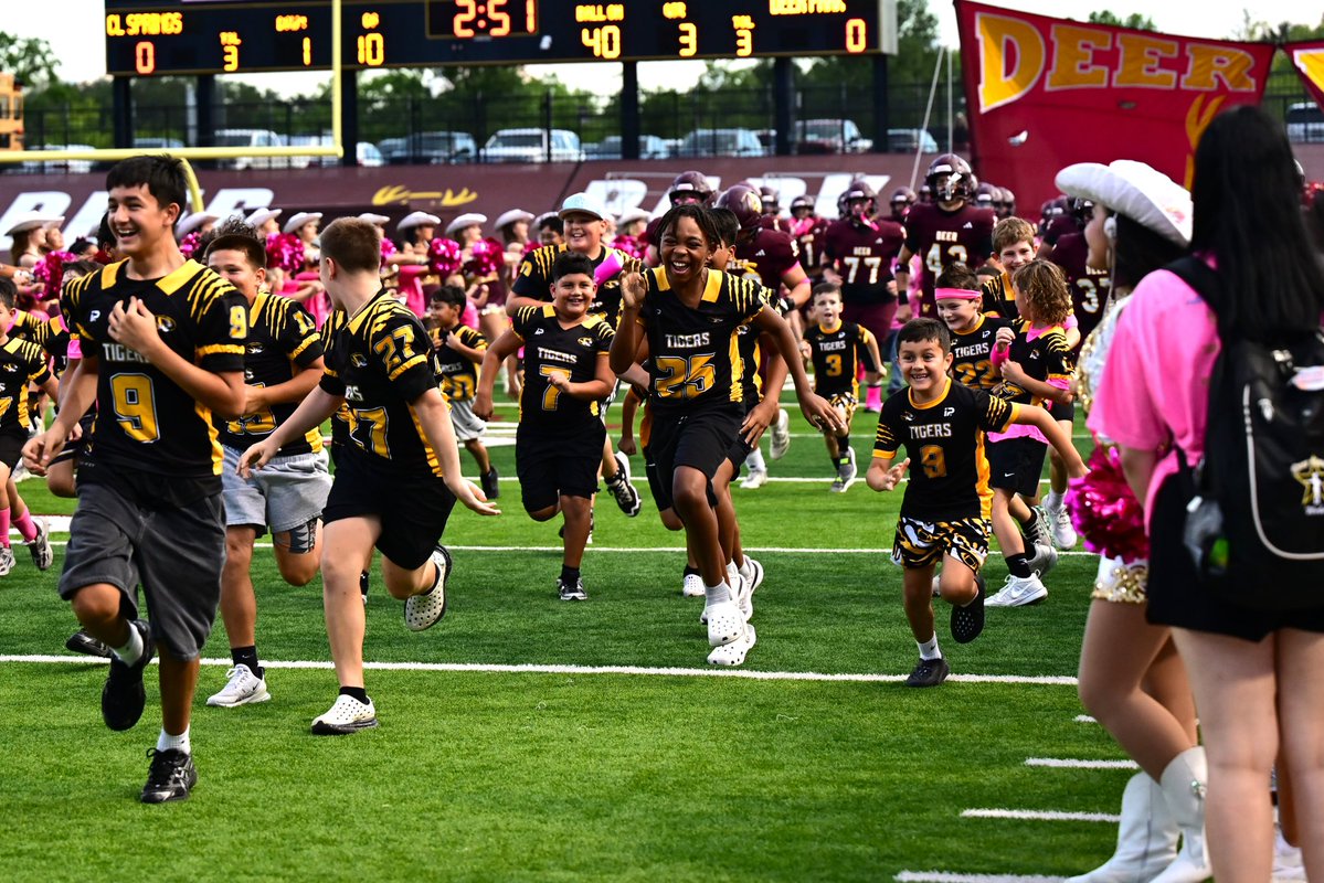 DeerFootball's tweet photo. Pics from Fridayโs youth night ๐ฆ
#PTBD #PartyAtThePark #GoBigDeer https://t.co/BoTXBFBdLg