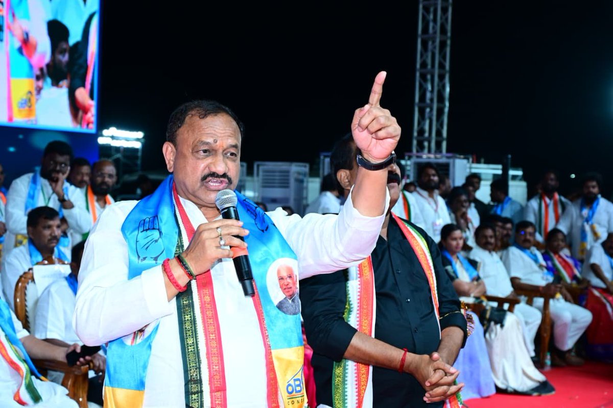 Congress4TS's tweet photo. బిజెపి ఎంపీలు, ఎమ్మెల్యేలు దద్దమ్మలు

మోదీ అమిత్ షా దగ్గరికి వెళ్ళి చెప్పే దమ్ము ధైర్యం దద్దమ్మలకు లేదు

--- టీపీసీసీ అధ్యక్షులు & ఎమ్మెల్సీ 
మహేష్ కుమార్ గౌడ్ ప్రసంగం

* బీసీల హక్కుల కోసం మాట్లాడే ధైర్యం రాహుల్ గాంధీ ఇచ్చారు 

*   రాహుల్ భారత్ జోడో యాత్రతో ఎవరు ఎంతో వారికి అంత రాహుల్ గాంధీ నినాదం

* బీసీలకు రావాల్సిన వాటా తీసుకుంటాం.. అవసరమైతే లాక్కుంటాం

*  బిజెపి ఎంపీలు ఎమ్మెల్యేలు దద్దమ్మలు

* మోదీ అమిత్ షా దగ్గరికి వెళ్ళి చెప్పే దమ్ము ధైర్యం దద్దమ్మలకు లేదు

* కుల సర్వే సాకారం అయి ఉంటే యావద్దేశానికి తెలంగాణ రోల్ మోడల్ గా ఉండేది

* కేంద్ర సర్వేలో 10 th కాలంలో ఎస్సీ,ఎస్టీ ఇచ్చి ఓబీసీ కాలం ఎత్తేశారు 

* బీసీ వంచన చేస్తున్న మోదీ 

* తెలంగాణ పిలుపు కేంద్రానికి కనువిప్పు కావాలి 

* స్థానిక సంస్థల ఎన్నికల్లో 55 శాతానికి పైగా సర్పంచ్లను చేశాం 

* మున్సిపల్ ఎన్నికల్లో 58 శాతం బీసీలకు సీట్లు ఇచ్చిన ఘనత కాంగ్రెస్ పార్టీది 

* మంత్రివర్గంలో, ఎమ్మెల్సీల్లో, కార్పొరేషన్లలో బీసీల సంఖ్యను పెంచుతాం 

* సీఎం రేవంత్ రెడ్డి, డిప్యూటీ సీఎం బట్టివిక్రమార్క,మంత్రుల సహకారంతో కుల సర్వే నిర్వహించి డాక్యుమెంట్ ఇచ్చాం

* మోదీ గద్దె దిగే టైం వచ్చింది

* రాహుల్ ప్రధాని కావడం తథ్యం 

* కేంద్రంలో కాంగ్రెస్ అధికారంలోకి రాగానే దేశవ్యాప్తంగా కుల సర్వే నిర్వహిస్తాం

* కులాలను పక్కనపెట్టి  బీసీలు ఏకం కావాలి 

* పోరాడితే పోయేదేమీ లేదు 

* భవిష్యత్ తరాల కోసం పోరాటం చేయాల్సిన అవసరం 

* న్యాయమైన కోరిక మనది 

* మన వాటా మనకు వచ్చేవరకు పోరాడాలి

* బీసీలకు అండగా సీఎం రేవంత్,డిప్యూటీ సీఎం భట్టి విక్రమార్క

• @Bmaheshgoud6666