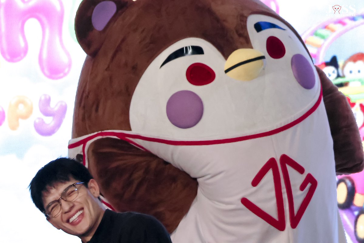 JossWayarofc's tweet photo. น่ารักเนอะ 🥹 แต่เหมือนจะโฟกัสแต่หลาน 😅😅 

#GMMTVFANIVAL2026HappyFamilyxJG
#JossWayar #GUINZLY https://t.co/hFV57oGTPD