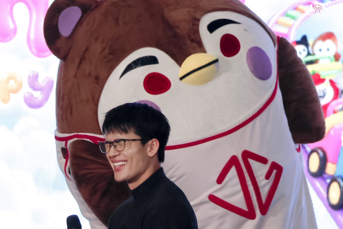 JossWayarofc's tweet photo. น่ารักเนอะ 🥹 แต่เหมือนจะโฟกัสแต่หลาน 😅😅 

#GMMTVFANIVAL2026HappyFamilyxJG
#JossWayar #GUINZLY https://t.co/hFV57oGTPD