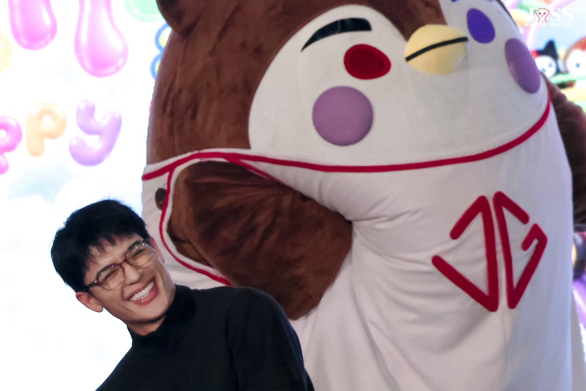 JossWayarofc's tweet photo. น่ารักเนอะ 🥹 แต่เหมือนจะโฟกัสแต่หลาน 😅😅 

#GMMTVFANIVAL2026HappyFamilyxJG
#JossWayar #GUINZLY https://t.co/hFV57oGTPD