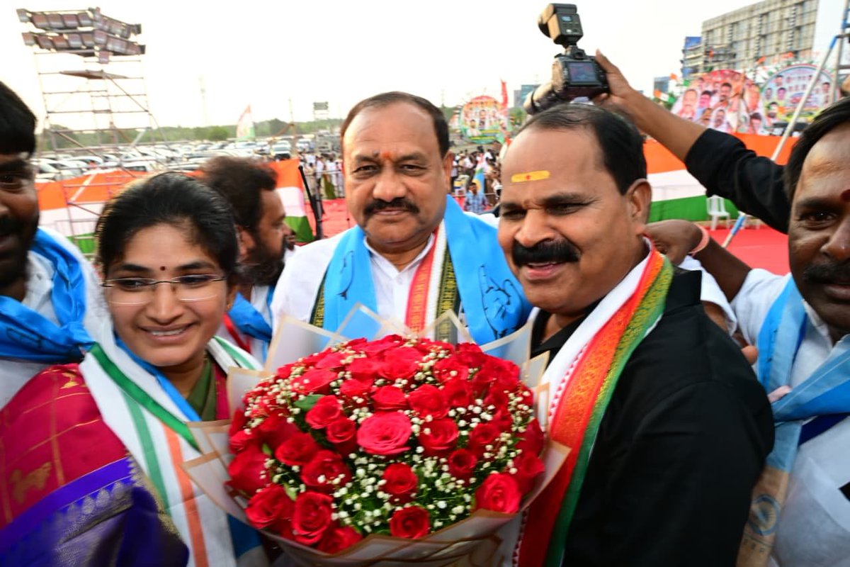 Congress4TS's tweet photo. బిజెపి ఎంపీలు, ఎమ్మెల్యేలు దద్దమ్మలు

మోదీ అమిత్ షా దగ్గరికి వెళ్ళి చెప్పే దమ్ము ధైర్యం దద్దమ్మలకు లేదు

--- టీపీసీసీ అధ్యక్షులు & ఎమ్మెల్సీ 
మహేష్ కుమార్ గౌడ్ ప్రసంగం

* బీసీల హక్కుల కోసం మాట్లాడే ధైర్యం రాహుల్ గాంధీ ఇచ్చారు 

*   రాహుల్ భారత్ జోడో యాత్రతో ఎవరు ఎంతో వారికి అంత రాహుల్ గాంధీ నినాదం

* బీసీలకు రావాల్సిన వాటా తీసుకుంటాం.. అవసరమైతే లాక్కుంటాం

*  బిజెపి ఎంపీలు ఎమ్మెల్యేలు దద్దమ్మలు

* మోదీ అమిత్ షా దగ్గరికి వెళ్ళి చెప్పే దమ్ము ధైర్యం దద్దమ్మలకు లేదు

* కుల సర్వే సాకారం అయి ఉంటే యావద్దేశానికి తెలంగాణ రోల్ మోడల్ గా ఉండేది

* కేంద్ర సర్వేలో 10 th కాలంలో ఎస్సీ,ఎస్టీ ఇచ్చి ఓబీసీ కాలం ఎత్తేశారు 

* బీసీ వంచన చేస్తున్న మోదీ 

* తెలంగాణ పిలుపు కేంద్రానికి కనువిప్పు కావాలి 

* స్థానిక సంస్థల ఎన్నికల్లో 55 శాతానికి పైగా సర్పంచ్లను చేశాం 

* మున్సిపల్ ఎన్నికల్లో 58 శాతం బీసీలకు సీట్లు ఇచ్చిన ఘనత కాంగ్రెస్ పార్టీది 

* మంత్రివర్గంలో, ఎమ్మెల్సీల్లో, కార్పొరేషన్లలో బీసీల సంఖ్యను పెంచుతాం 

* సీఎం రేవంత్ రెడ్డి, డిప్యూటీ సీఎం బట్టివిక్రమార్క,మంత్రుల సహకారంతో కుల సర్వే నిర్వహించి డాక్యుమెంట్ ఇచ్చాం

* మోదీ గద్దె దిగే టైం వచ్చింది

* రాహుల్ ప్రధాని కావడం తథ్యం 

* కేంద్రంలో కాంగ్రెస్ అధికారంలోకి రాగానే దేశవ్యాప్తంగా కుల సర్వే నిర్వహిస్తాం

* కులాలను పక్కనపెట్టి  బీసీలు ఏకం కావాలి 

* పోరాడితే పోయేదేమీ లేదు 

* భవిష్యత్ తరాల కోసం పోరాటం చేయాల్సిన అవసరం 

* న్యాయమైన కోరిక మనది 

* మన వాటా మనకు వచ్చేవరకు పోరాడాలి

* బీసీలకు అండగా సీఎం రేవంత్,డిప్యూటీ సీఎం భట్టి విక్రమార్క

• @Bmaheshgoud6666