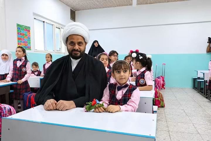 sum_na27's tweet photo. فخر النا نڪون اتباع قائد بهالمواقف والانسانية

ان شاء الله بعد ڪم سنة يڪون الشيخ حاضر بيوم تخرجها مثل ما ڪان حاضر بأول يوم مدرسة الها 
بنت الشهـيد القائد ابو صديقة

#العام_الدراسي_الجديد https://t.co/c8GBukhYop