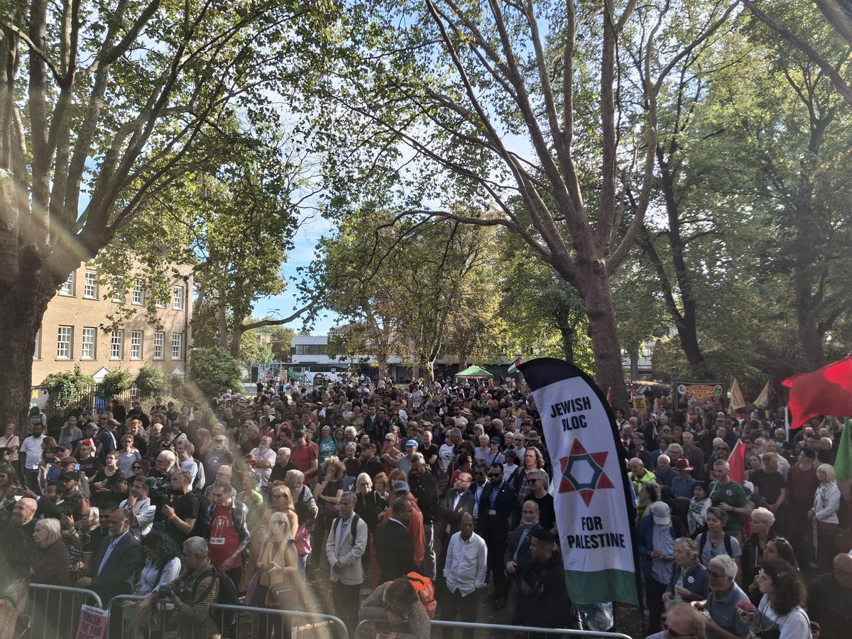 uaf's tweet photo. 1000s now rallying by Cable St mural #CableSt90!

@AntiRacismDay @Searchlight_mag https://t.co/Nyw7cVbu2z