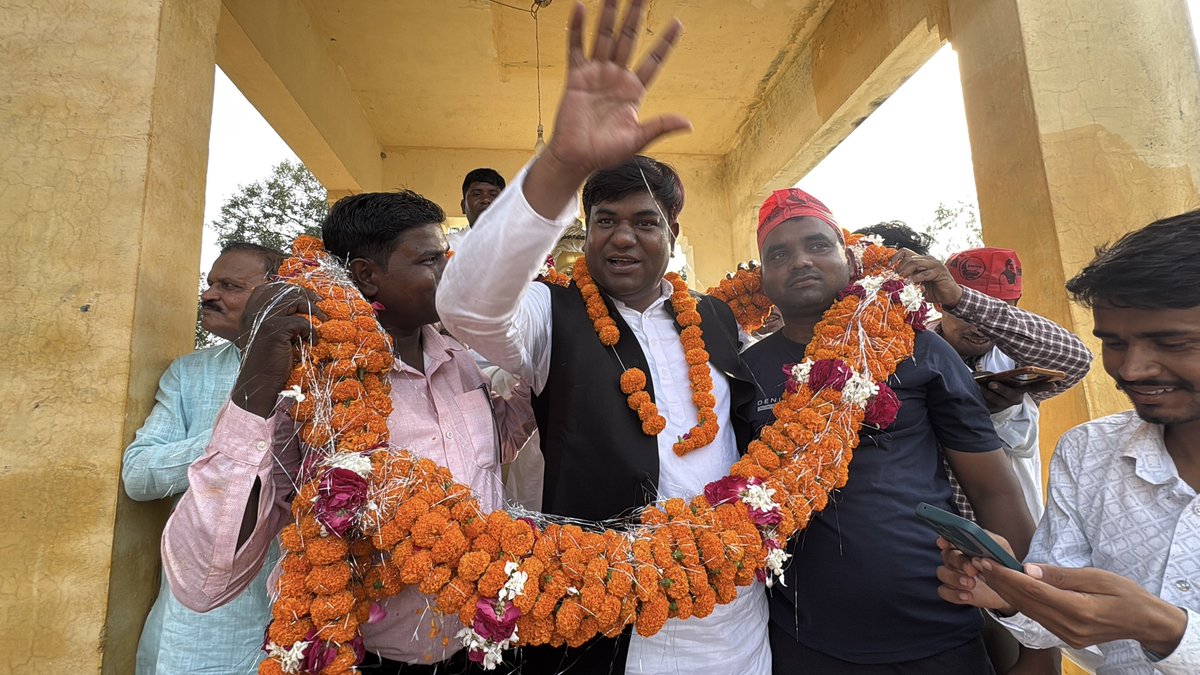 sonofmallah's tweet photo. उत्तर प्रदेश के शाहजहांपुर के जलालाबाद स्थित रोशना की मड़ैया, कलान चौराहा पर भगवान महर्षि कश्यप जी की प्रतिमा पर माल्यार्पण कर उनका आशीर्वाद प्राप्त किया तथा समस्त जनमानस की सुख-समृद्धि, खुशहाली एवं उज्ज्वल भविष्य के लिए प्रार्थना की। https://t.co/EprouNpqx1