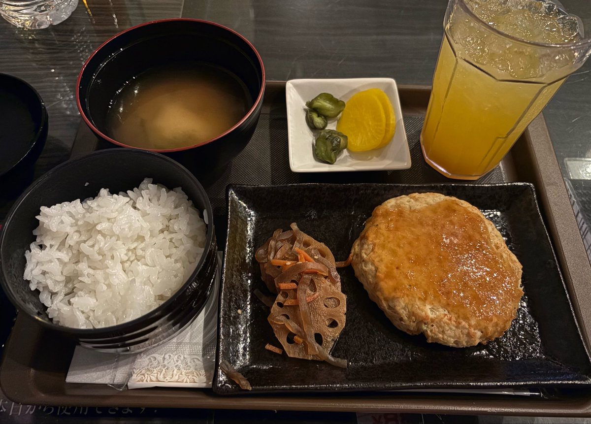 hazeepwxt's tweet photo. 帰路で22,222㎞到達したのでぱしゃり笑
広島でもご飯たくさん食べました〜！
美味しかった… https://t.co/1rHiR2qQGt