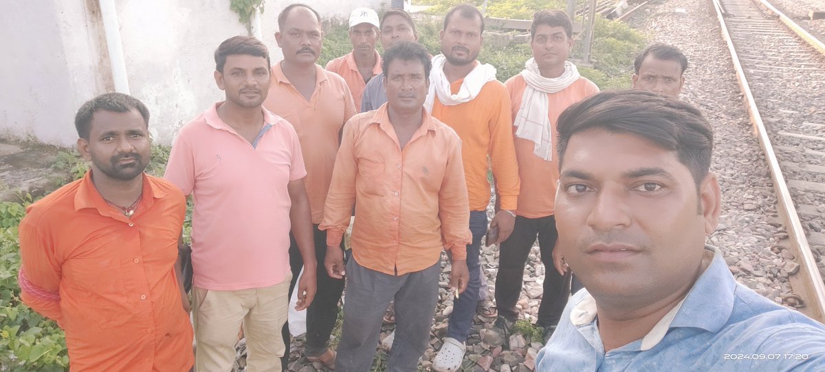 RameshK18500488's tweet photo. बोनस की राशि आज भी छठवें वेतनमान के आधार पर नहीं, बल्कि सातवें वेतनमान के न्यूनतम बेसिक ₹18,000 को आधार बनाकर ₹46,176 दी जाए।
मेहनत का सम्मान करो
बोनस की गणना 7वें वेतनमान से करो
#RailwayBonus46159
@RailMinIndia @AshwiniVaishnaw @PMOIndia @PIB_India @RahulGandhi https://t.co/lHY6pHEm9J