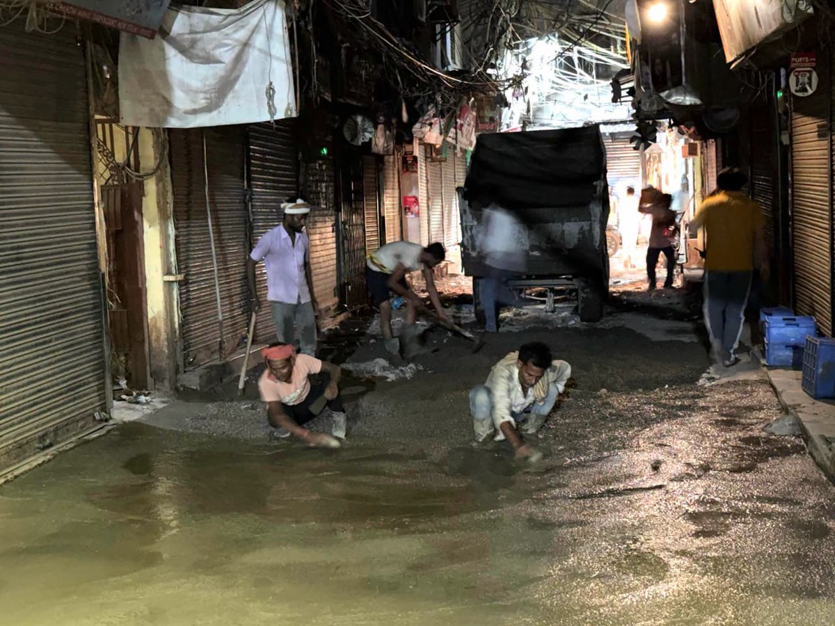 AaleyIqbal's tweet photo. देर रात 3 बजे चांदनी महल से रंग महल तक सड़क का काम करवाते हुए।
जनता की सुविधा के लिए काम दिन-रात जारी है। https://t.co/vjWvVmChQa