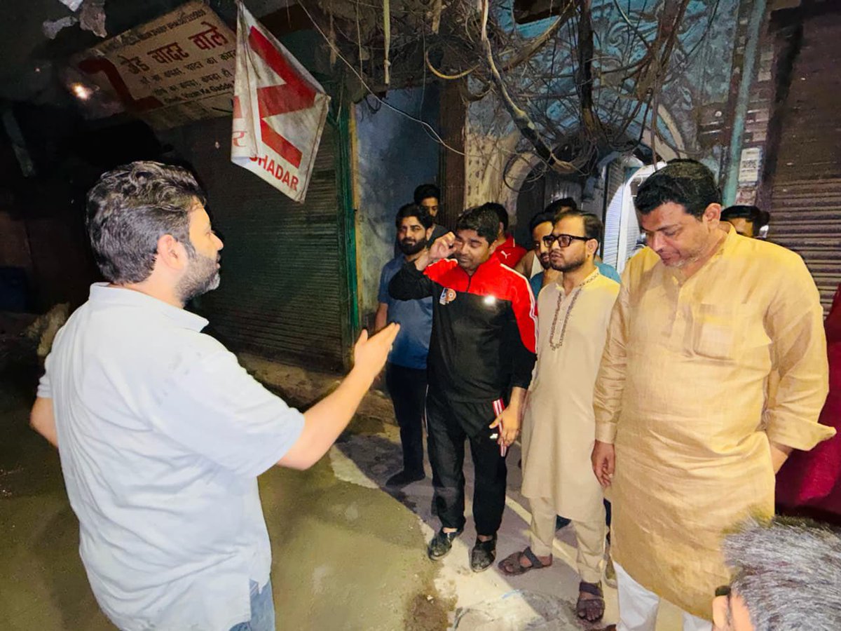 AaleyIqbal's tweet photo. देर रात 3 बजे चांदनी महल से रंग महल तक सड़क का काम करवाते हुए।
जनता की सुविधा के लिए काम दिन-रात जारी है। https://t.co/vjWvVmChQa