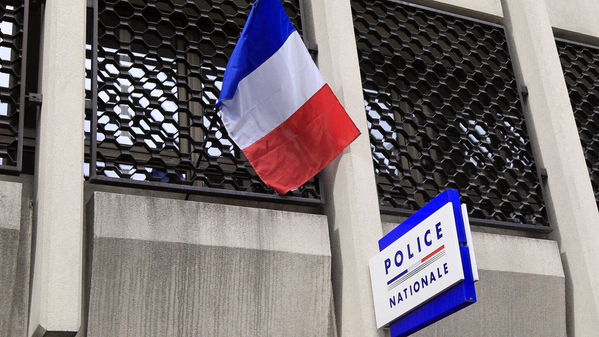 BFMTV's tweet photo. 🔴 ALERTE INFO
Le lycéen interpellé par le policier agressé à Belfort porte plainte pour tentative de meurtre
https://t.co/hfkGlIe2Ee https://t.co/buP8QhV8Ug
