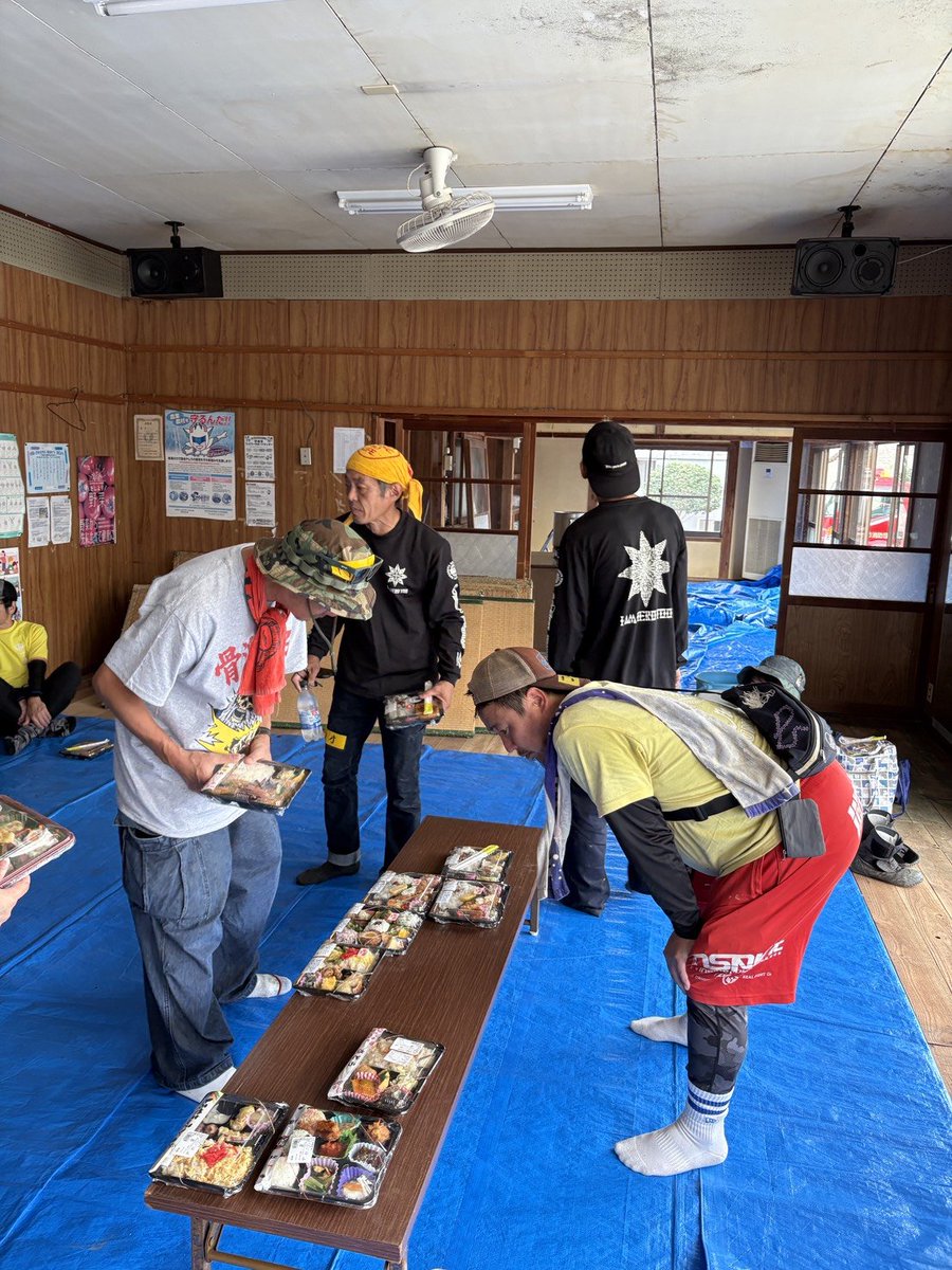 jishuren_kuma's tweet photo. 【#令和8年熊本地震】
お昼の時間、地元熊本の幡再生、森さんのアラ汁が届きました！感謝！身もほろほろでうまみを沁みこませ午後からもがまだします。
集積所へのトラック隊はいつも早めに出て行き、何回いけるか時間との勝負です。
#宇城市松橋
#セイブザヒロシマ
#STH
#幡再
#九州自主練 https://t.co/mdbeZzmiO2