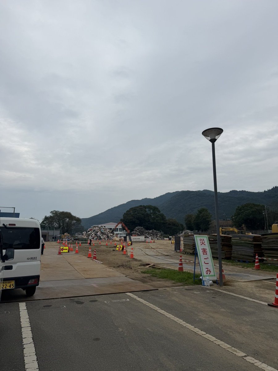 jishuren_kuma's tweet photo. 【#令和8年熊本地震】
お昼の時間、地元熊本の幡再生、森さんのアラ汁が届きました！感謝！身もほろほろでうまみを沁みこませ午後からもがまだします。
集積所へのトラック隊はいつも早めに出て行き、何回いけるか時間との勝負です。
#宇城市松橋
#セイブザヒロシマ
#STH
#幡再
#九州自主練 https://t.co/mdbeZzmiO2