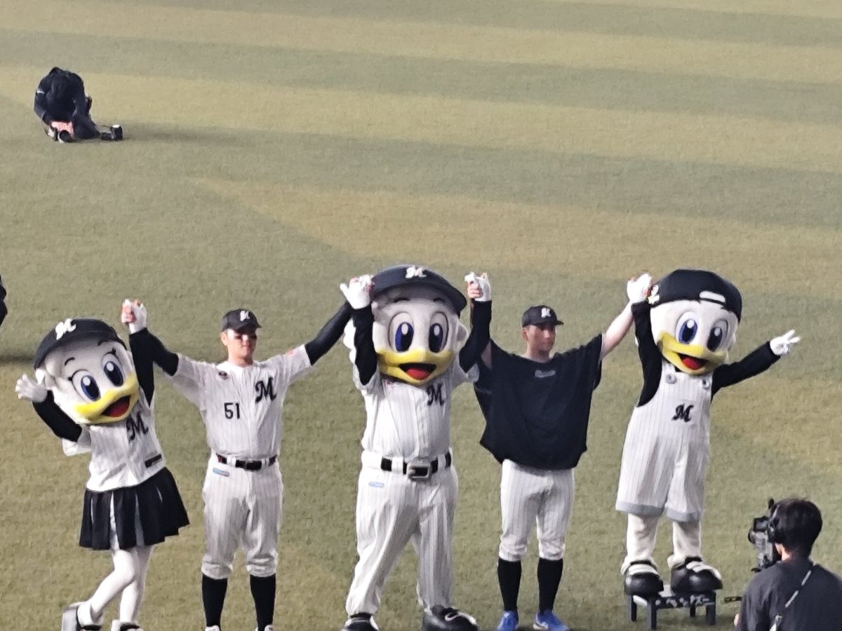 tyskeeee22's tweet photo. おじ、要所を締めるナイスピッチング
！
ぐっち、よくやりすぎとる2打席連続ホームラン！
ついに千葉ロッテマリーンズに正真正銘の日本人の大砲が生まれた。
残り試合も来年も頼むで！

今年の現地成績は
ZOZOマリン 5勝6敗4中止
京セラドーム 2勝8敗
でした。
来年は甲子園も行くどー！
#chibalotte https://t.co/aHGpC4xPsZ