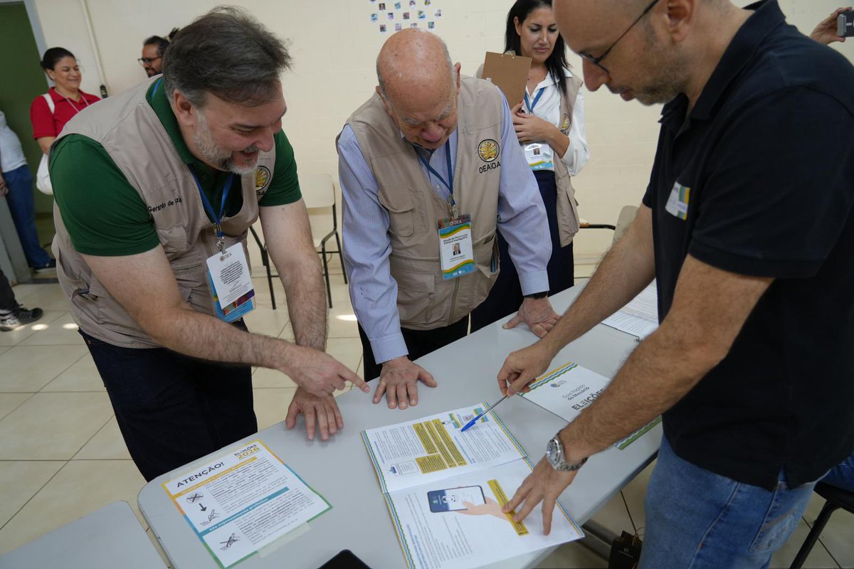gerardodeicaza's tweet photo. O manual dos mesários do @TSEjusbr do Brasil contém uma seção sobre observação eleitoral nacional e internacional. Trata-se de uma prática MUITO positiva, especialmente nas regiões mais remotas do país, onde não estão acostumados a receber observadores com tanta frequência.

O Brasil é um país aberto à observação eleitoral internacional e que vem fortalecendo, a cada dia, sua capacidade de observação eleitoral nacional por parte da sociedade civil.