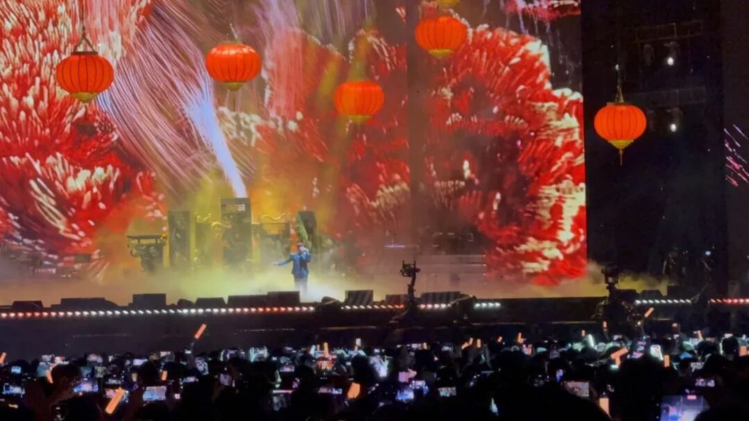 lmtesla's tweet photo. 周杰伦青岛演唱会首日燃爆全场，5.6万人前来赴约，重温青春回忆…… https://t.co/E6jwDkgNkF