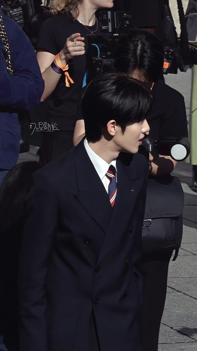 LRensiwoo's tweet photo. 발렌티노의 우아한 아름다움을 완벽하게 소화해낸 시우의 패션 감각에 진심으로 감탄했어요.

PARK SIWOO AT VALENTINO PFWSS27

#PARKSIWOOxVALENTINO
#VALENTINOPFWSS27
#PARKSIWOO https://t.co/981VkCGWrs