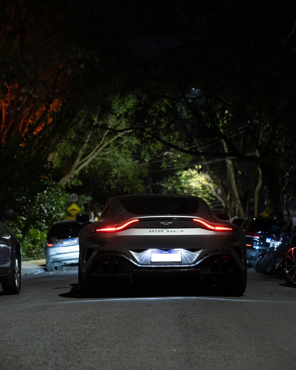 TheAutoHub's tweet photo. Aston Martin Vantage https://t.co/CpX7JwDovH
