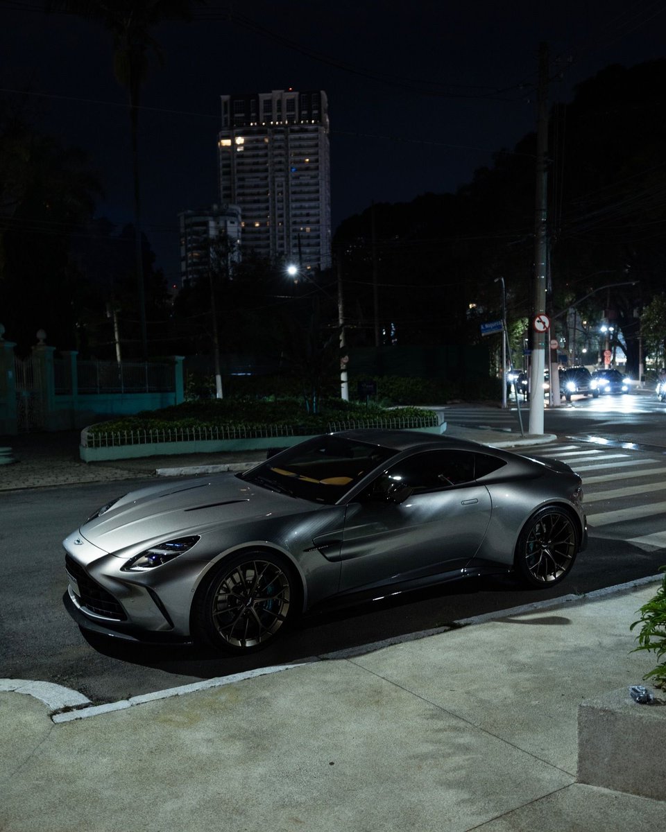TheAutoHub's tweet photo. Aston Martin Vantage https://t.co/CpX7JwDovH