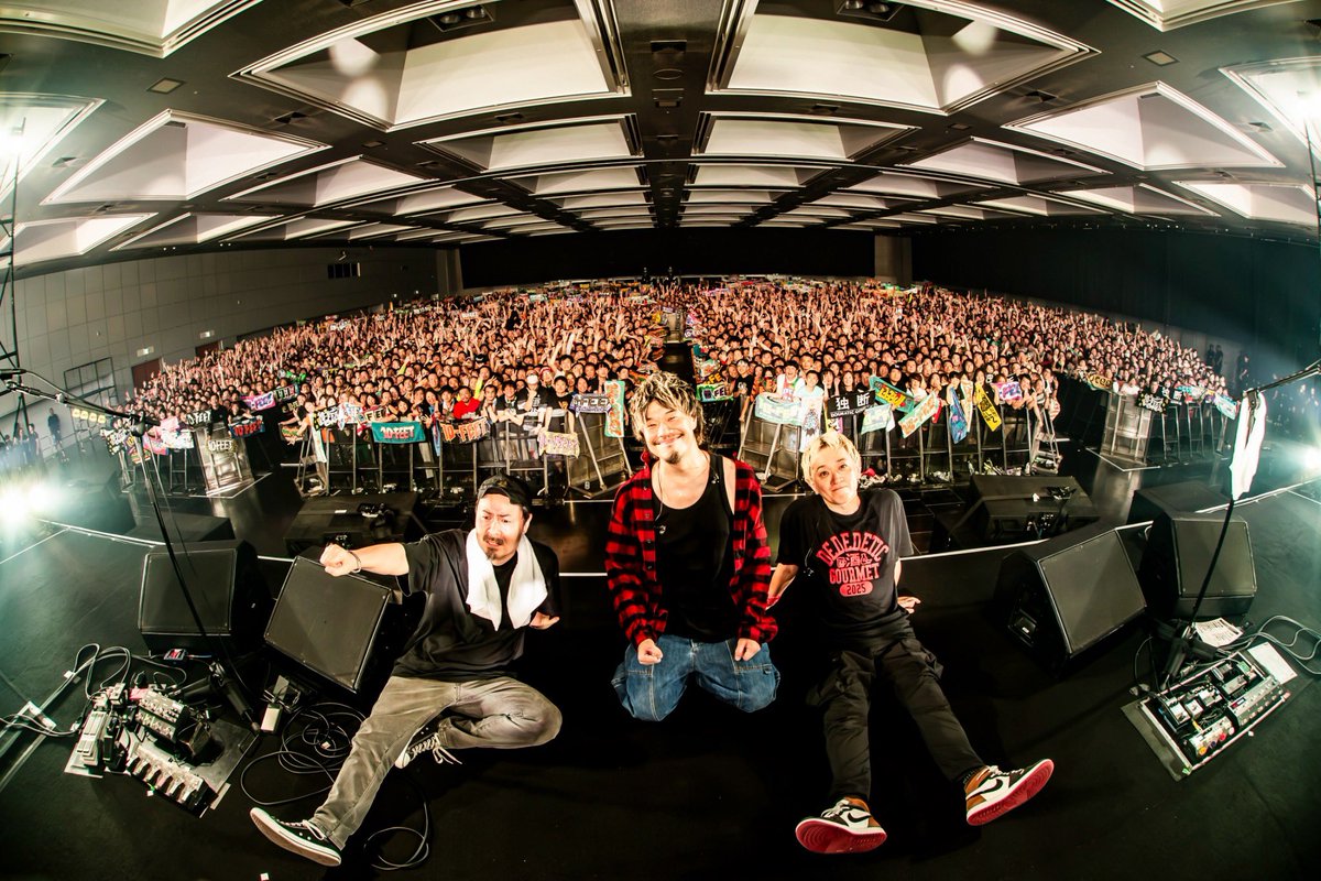 takuma10feet's tweet photo. 10-FEETの曲"壊れて消えるまで"のツアーのファイナルが終わりました。沢山来て頂きありがとうございました。いつも応援してくれてる人達の事を僕もいつも応援してたいです。ほんまにいつもありがとうございます。これからもよろしくお願いします。

photo by @hayachinphoto https://t.co/47zc6HQRcn