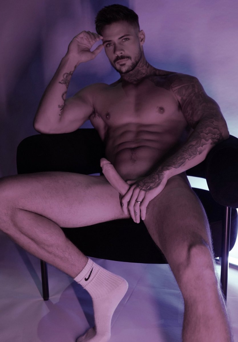 WomensEyeCandy1's tweet photo. here's a very naked &amp; naughty treat just for you in the shape of our gorgeous #hunkoftheyear 👑@LeoMCreator  for #LeoDay ❤️💋 https://t.co/xGAU5CdIho
