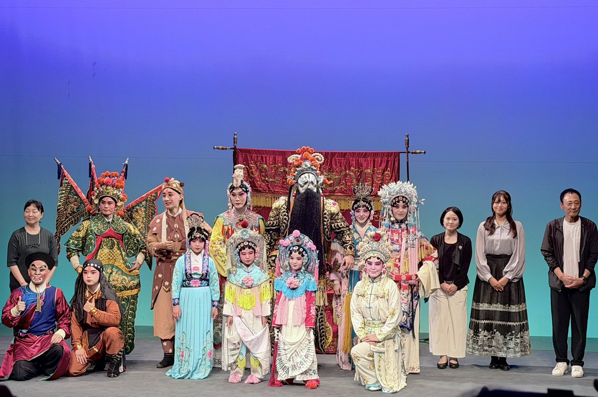 mm_tt__t's tweet photo. 今日は日本京劇芸術祭で初めて生で京劇を観てきました！
呂布の頭の羽根は何？というところから京劇に辿り着き、さらば、わが愛/覇王別姫をみていつか京劇を観たい！と思っていたのでついに念願が叶った𐔌՞⁔т · т⁔՞𐦯
生演奏を聴きながらの覇王別姫とっっても良かった〜🥺剣劇三國志のおかげで借東風も理解できたしどの演目も楽しかった🙂‍↕️また行きたい！