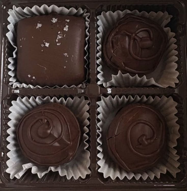 aeonicosm's tweet photo. ˚₊‧꒰ა  ໒꒱ ‧₊˚ 

 this or that food poll  ❤︎
    chocolate edition

🏷 #edrtwt #interactive #foodpoll #ricecaketwt #interactivethread #thisorthat https://t.co/wcZKKrPYjP