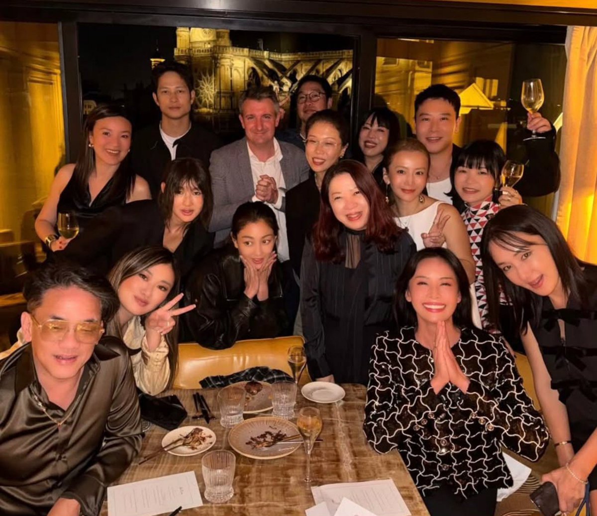 jihyopopbase's tweet photo. Jihyo with the Christian Louboutin team for team dinner ❤️ https://t.co/pcXxaIiHPD
