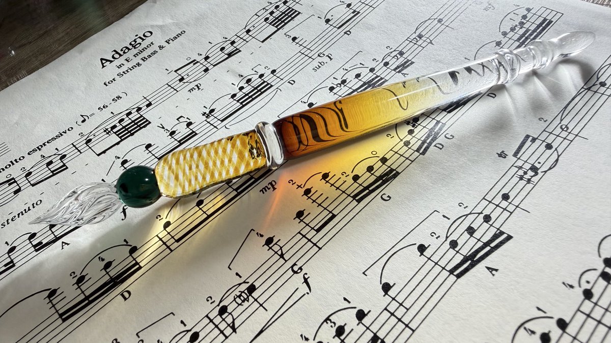 kanon2311's tweet photo. またまた行っちゃいました、ガラスペンのWS。
今回はブラウンの軸に緑のジョイント。
ジョカゲっぽい色味になったかな。
いしおさんのは新選組色、きゃわでした🥰

お昼は旅する喫茶。
そして夜は四つ角飯店。
角煮が辞書みたいでした😂
尚、半分こしたけど、その半分でギブでした(要するに1/4) https://t.co/o5Ul1yTcSY