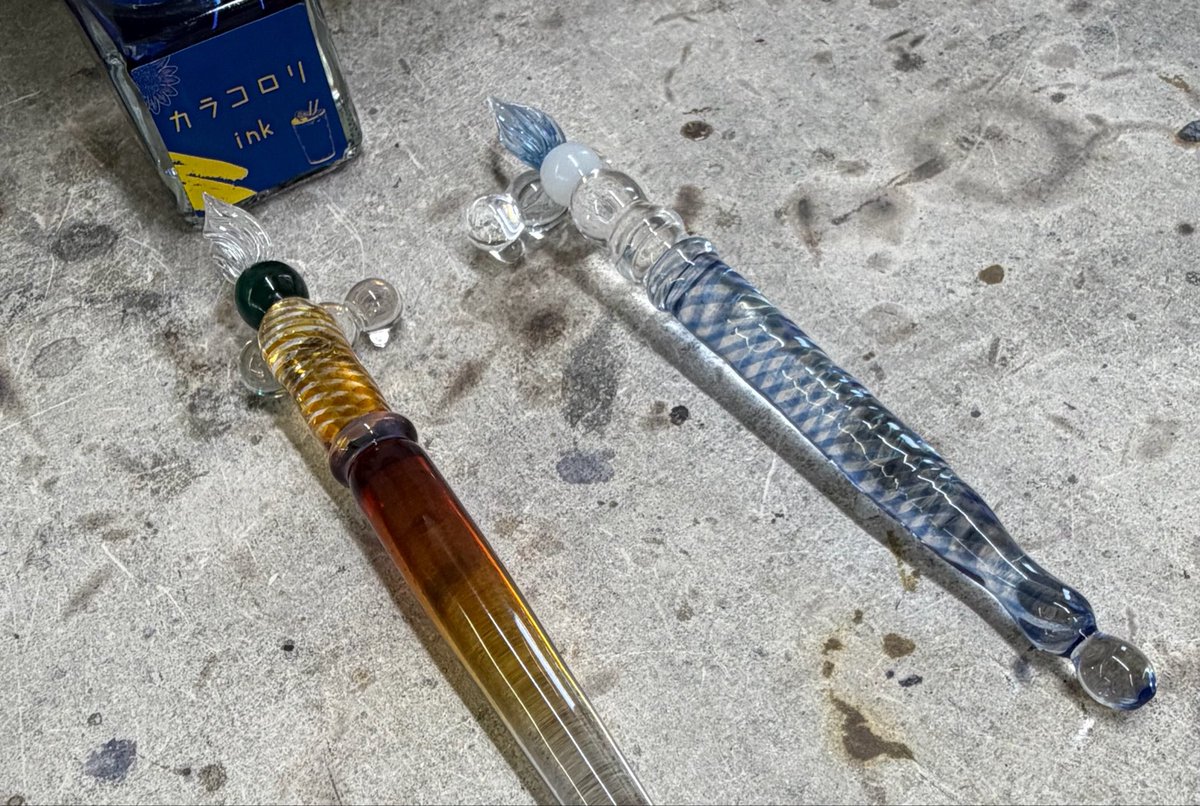 kanon2311's tweet photo. またまた行っちゃいました、ガラスペンのWS。
今回はブラウンの軸に緑のジョイント。
ジョカゲっぽい色味になったかな。
いしおさんのは新選組色、きゃわでした🥰

お昼は旅する喫茶。
そして夜は四つ角飯店。
角煮が辞書みたいでした😂
尚、半分こしたけど、その半分でギブでした(要するに1/4) https://t.co/o5Ul1yTcSY