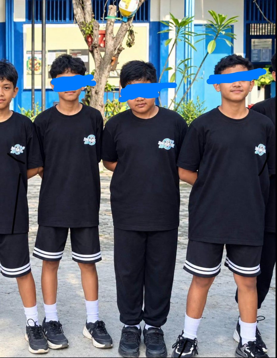 Jateng_Twit's tweet photo. Update 

Hasil outopsi alm. Dek Aqib:
Tulang belakang patah
Lambung ulu hati pecah.

Berdasarkan cerita alm. sebenarnya dihari perundungan ada mimisan tapi sudah dilap sama gurunya dan gurunya bilang untuk bilang ke orang tuanya kalo alm jatuh.

Diduga Pelaku 3 anak tp 1 anak sudah dibawa kabur orang tuanya ke surabaya Tolong semua bantu kawal kasus ini.... 

Mengingat orangtua pelaku orang punya duit dan anaknya oknum yg berwenang
~ @sosmedkeras