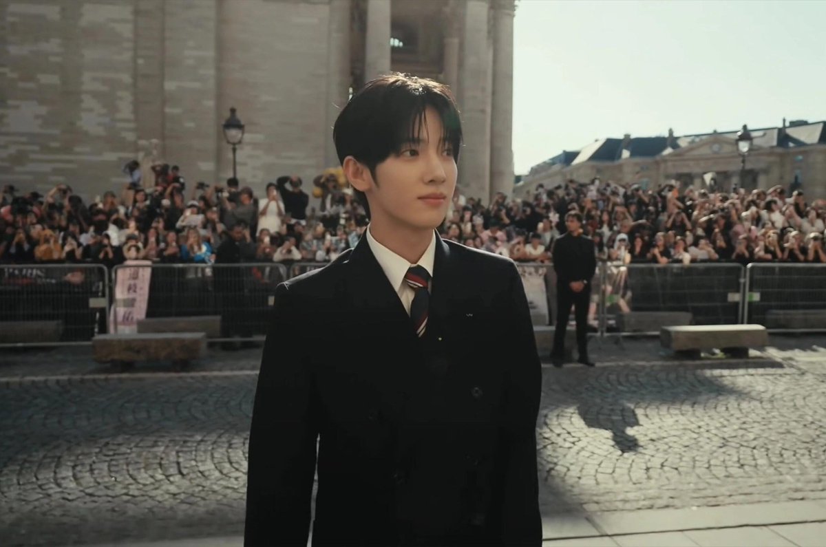 XIA_YuYu's tweet photo. Everything about #PARKSIWOO is Valentino look feels elegant, clean, and effortlessly handsome

#PARKSIWOOXVALENTINO
#VALENTINOPFWSS27 https://t.co/7VBn43Kl2V