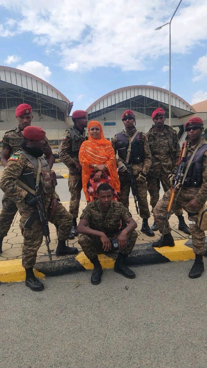 AfriMEOSINT's tweet photo. Photos show Ethiopian National Defence Forces (ENDF) personnel outside the main terminal at Mekelle Airport in Tigray, northern Ethiopia 🇪🇹, further confirming that federal forces have retaken the airport after the TDF/TPLF seized it on 23 September. 4/ https://t.co/FANjGmatBD