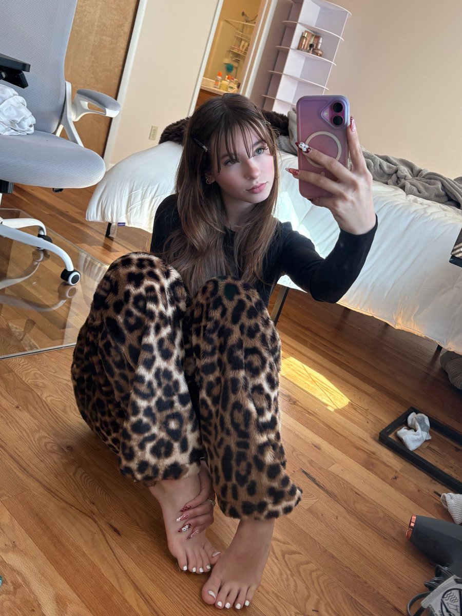 FeetAddictNLove's tweet photo. Anyone want to battle? And step on my balls๐ตโ๐ซ
Im so weak and pathetic rn๐โโ๏ธ๐ตโ๐ซ
#wankchat #wankbattle #feet #ballbusting #humiliation https://t.co/yo3bAr4ljs