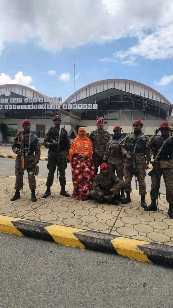 AfriMEOSINT's tweet photo. Photos show Ethiopian National Defence Forces (ENDF) personnel outside the main terminal at Mekelle Airport in Tigray, northern Ethiopia 🇪🇹, further confirming that federal forces have retaken the airport after the TDF/TPLF seized it on 23 September. 4/ https://t.co/FANjGmatBD