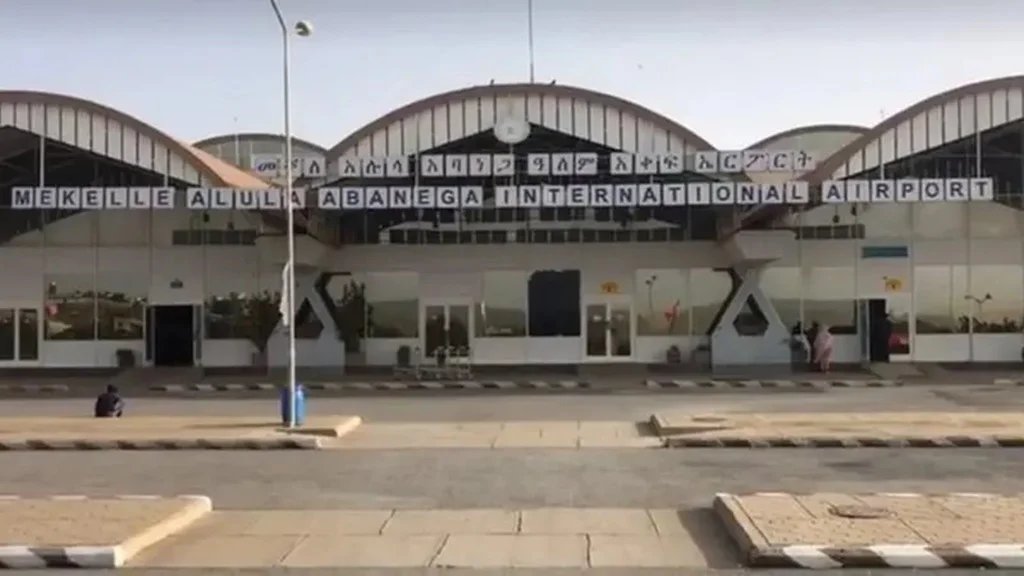 AfriMEOSINT's tweet photo. Photos show Ethiopian National Defence Forces (ENDF) personnel outside the main terminal at Mekelle Airport in Tigray, northern Ethiopia 🇪🇹, further confirming that federal forces have retaken the airport after the TDF/TPLF seized it on 23 September. 4/ https://t.co/FANjGmatBD